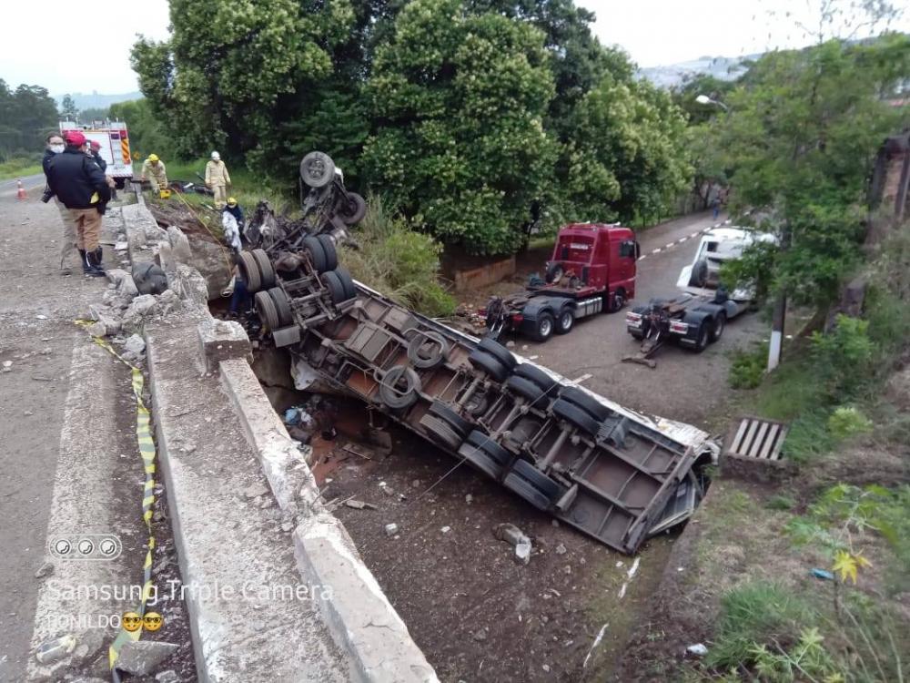 Carreta cai de viaduto e mata motorista na PR-151 em Sengés; veja o vídeo