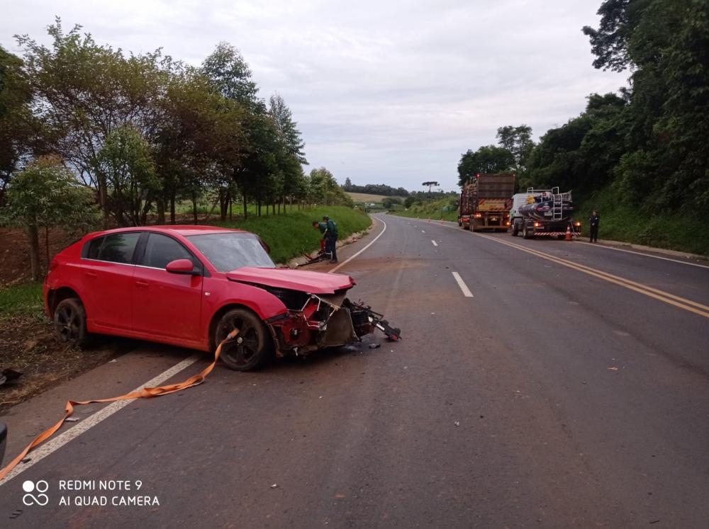 Acidente entre carro e carreta deixa motorista ferido na PR-092