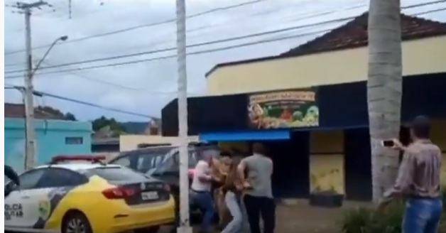 Vídeo mostra pessoas partindo para cima de policiais em Jundiaí do Sul