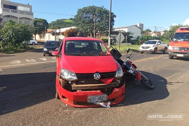 Colisão entre carro e moto deixa motociclista ferido