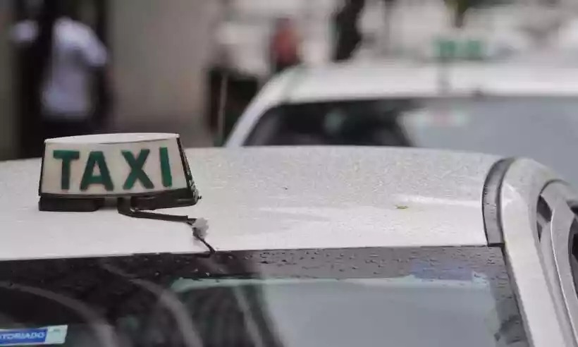 Taxista convence ladrões a não levar seu carro em assalto após corrida