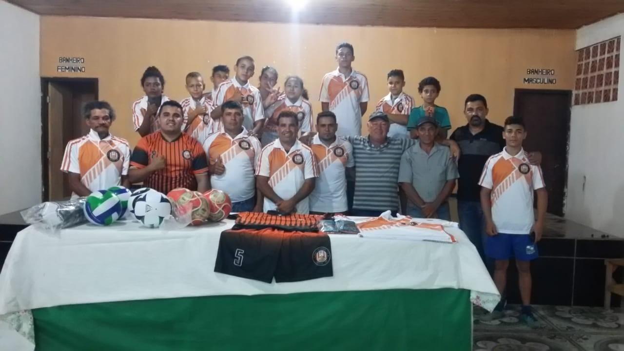 Equipe Novo Jardinense recebe kit esportivo