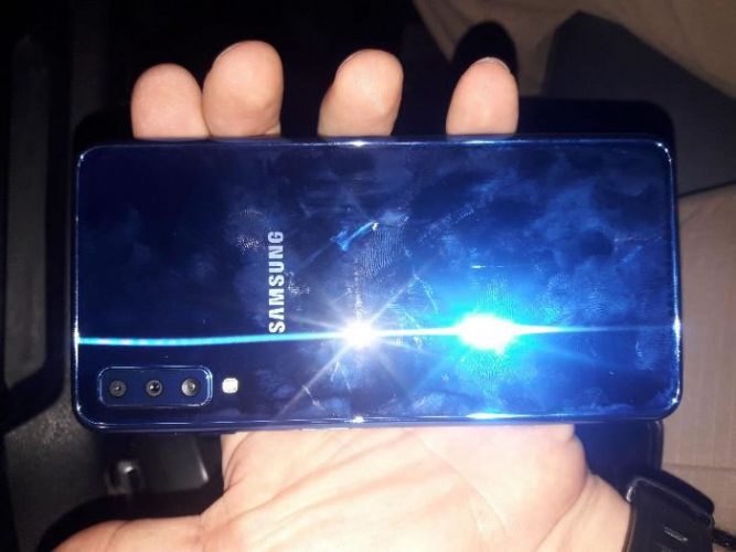 Homem furta celular e devolve aparelho para vítima após ser pego pela PM