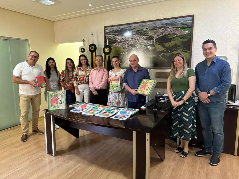 Prefeitura de Pinhalão adquire apostilas Max de Ensino para educação municipal