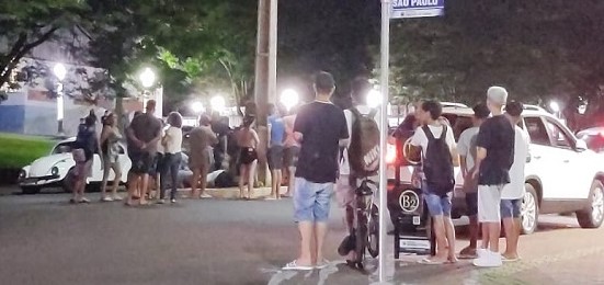 Mulher morre ao colidir motocicleta contra poste 