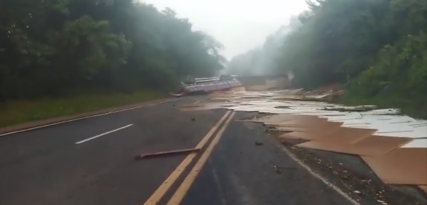 Acidente interdita PR-092 no km 204 próximo a Serrinha