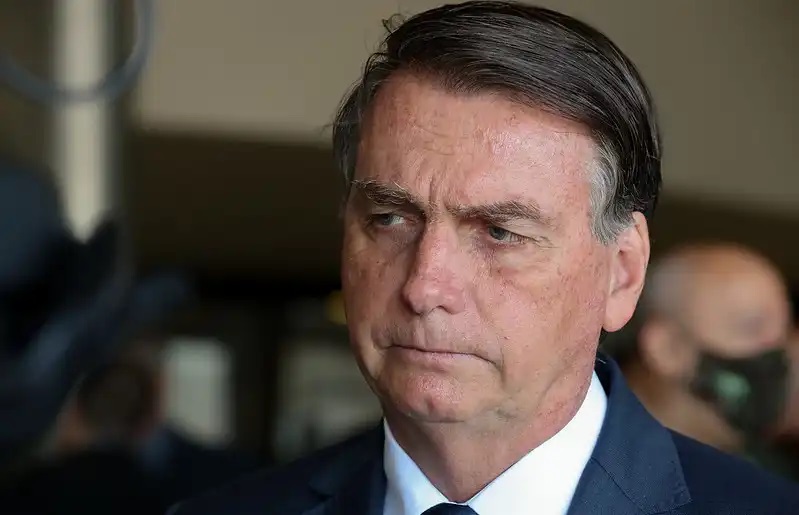 Bolsonaro viaja aos EUA para não passar faixa a Lula