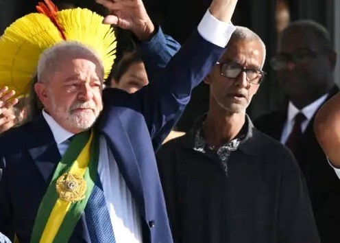 Artesão do Norte Pioneiro entrega faixa presidencial a Lula