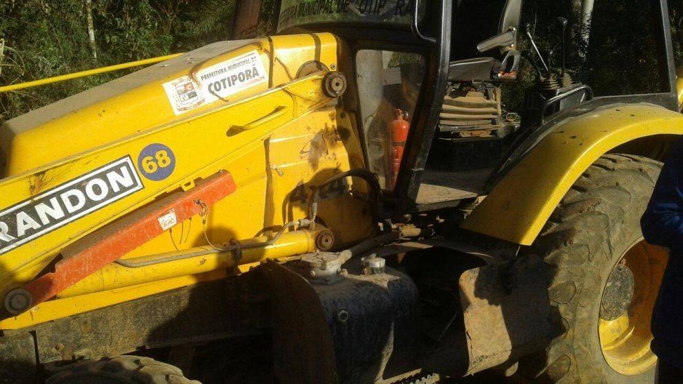 Suspeitos furtam baterias de maquinário da prefeitura