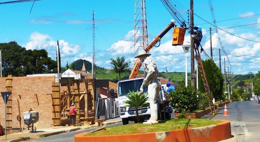 Prefeitura de Pinhalão instala iluminação de led