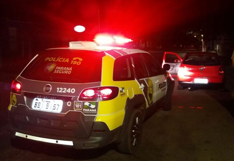 Homem agride esposa e usa drogas perto dos filhos pequenos   