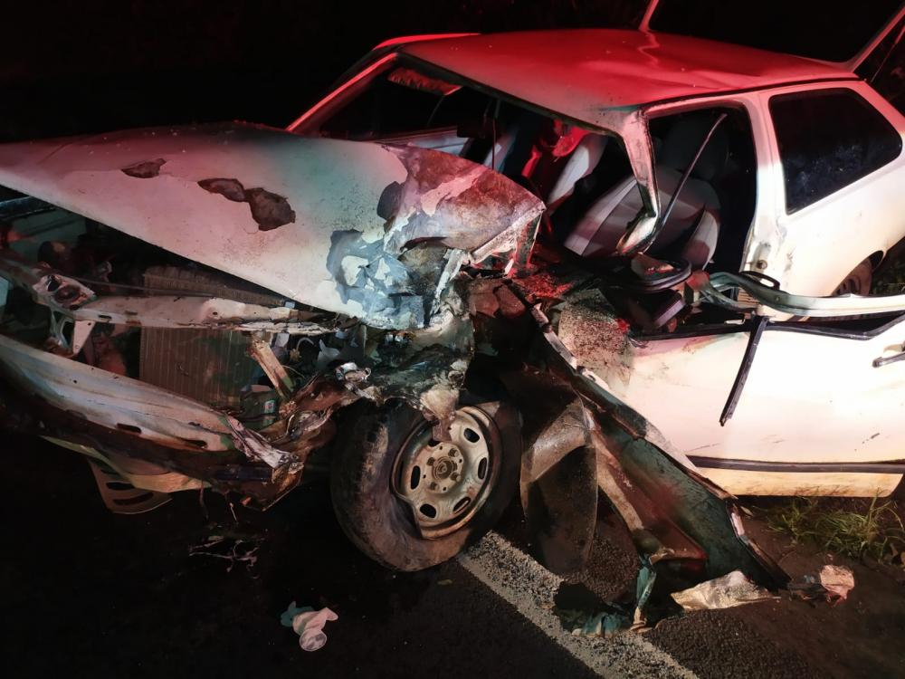 Colisão entre carro e carreta deixa motorista gravemente ferido em W. Braz