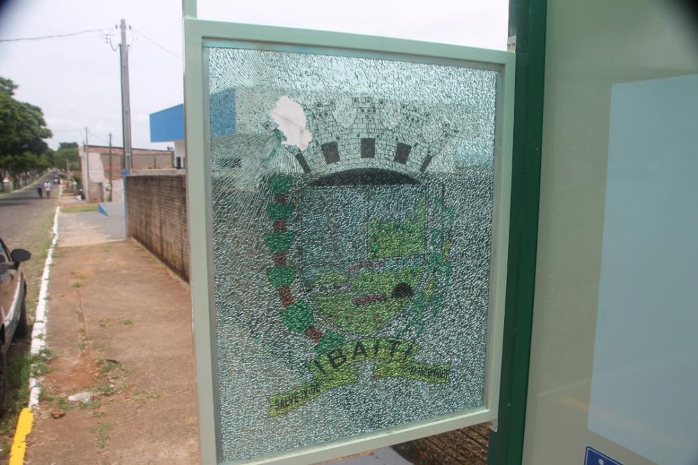 Vândalos destroem abrigo de ônibus recém instalado em Ibaiti