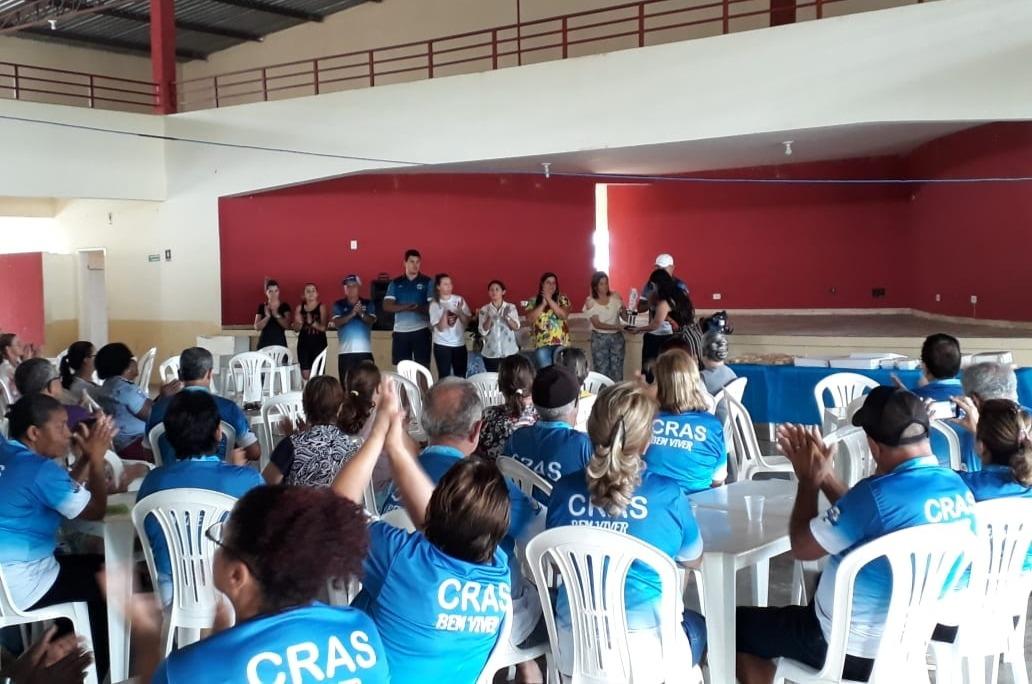 Atletas de Pinhalão recebem troféu de segundo lugar dos Jogos Regionais dos Idosos