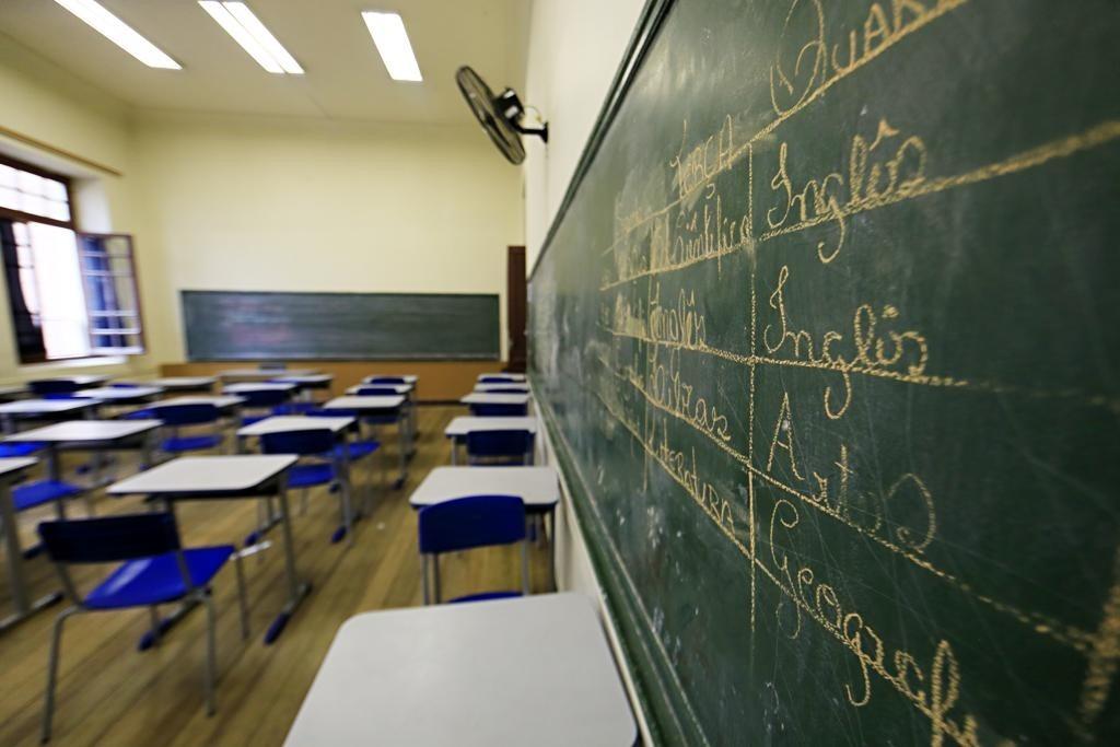 Com “aumento” de salário, governo do Paraná lança edital do PSS 2019 para professores