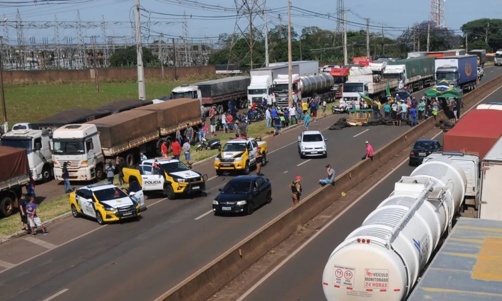 PM identifica ao menos quatro pontos de bloqueios em rodovias do Paraná