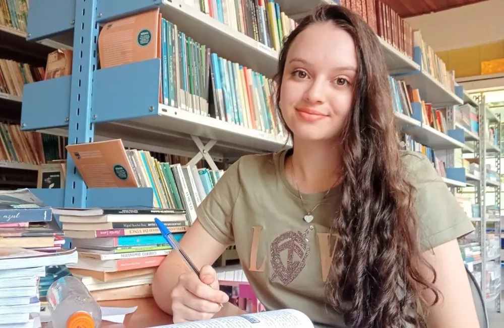 Aluna do Norte Pioneiro ganha bolsa integral para estudar na FGV-Rio