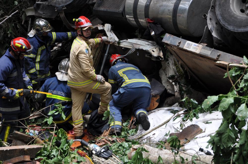 Carretas caem de pontes e três pessoas morrem