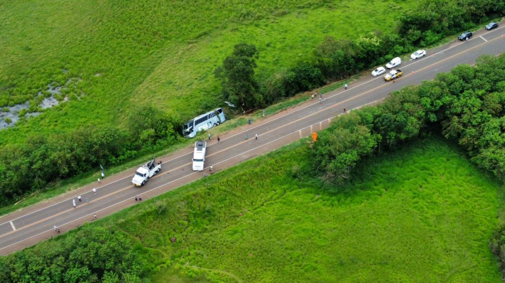 Ônibus de viagem lotado de passageiros tomba em rodovia do Norte Pioneiro