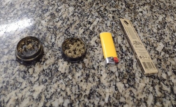 PM flagra dois caras em uma moto com maconha em Siqueira Campos