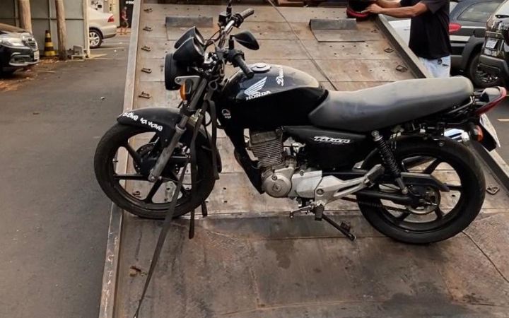 Motociclista chama no grau, perde a moto e leva várias multas