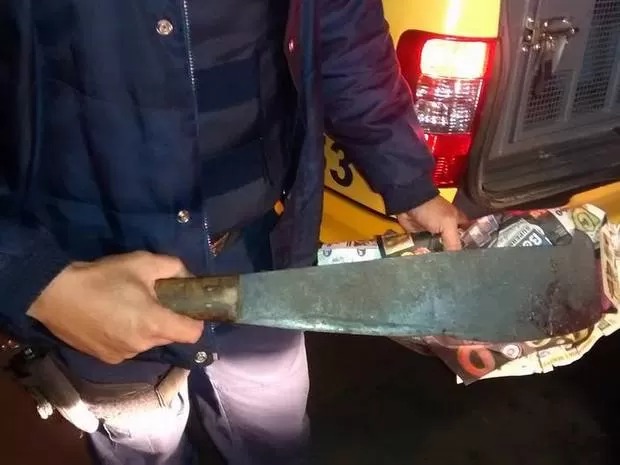 Homem tem a mão arrancada com golpe de facão por causa de uma galinha