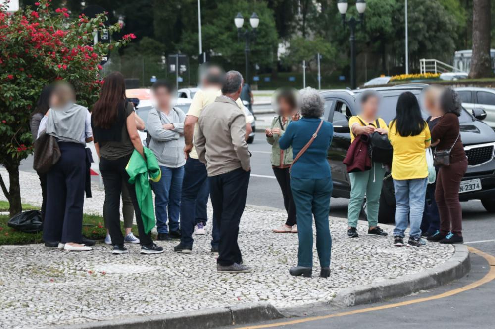 Mega manifestação pela retomada do poder reúne apenas dez pessoas em Curitiba
