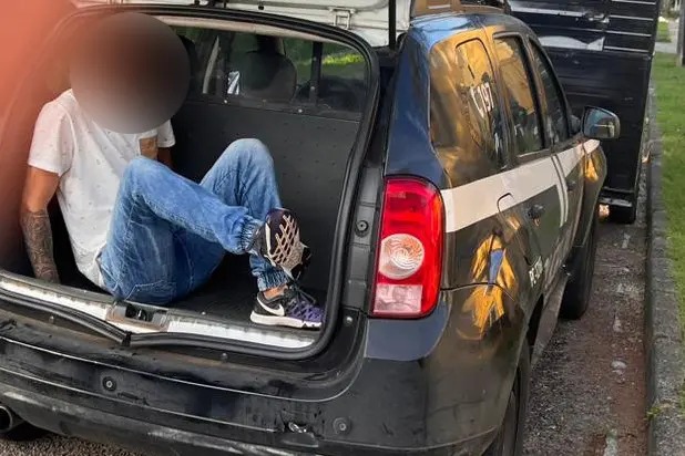 Rapaz tenta enganar policiais e se caga ao ser preso por não pagar a pensão