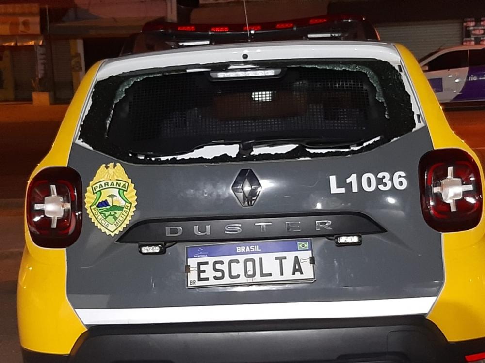 Mulher é presa após apedrejar e quebrar vidros de viatura em Carlópolis