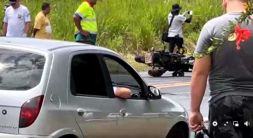 Moto e carreta batem e homem morre na BR-153