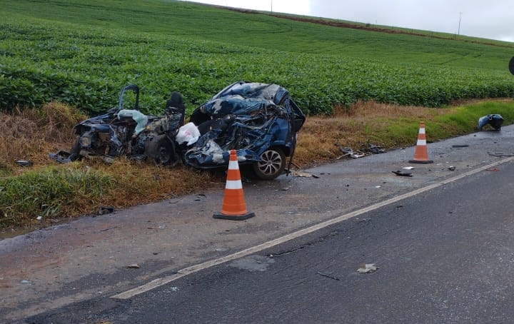 Carro destruído e morte na PR-092
