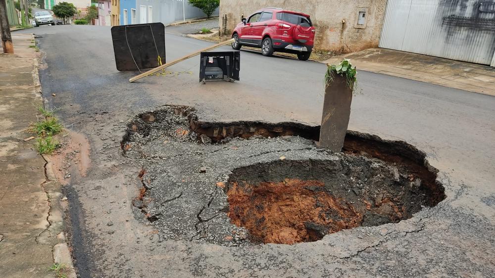 “Cratera” surge no meio da rua em Siqueira Campos