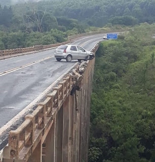 Motorista perde o controle e carro quase cai de ponte entre Jaguariaíva e Sengés