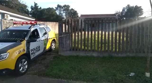 Mulher encontra o irmão morto e chama a Polícia