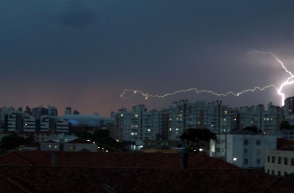 Tempestade, granizo e ventos de até 100 km/h podem atingir o Paraná nesta terça-feira