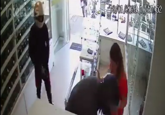 Câmera flagra dois caras numa moto assaltando joalheria em Siqueira Campos