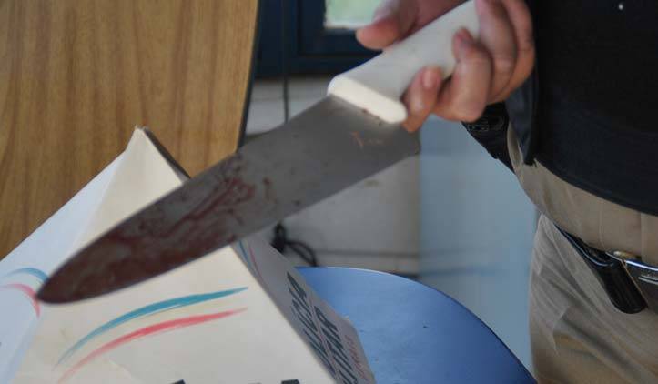 Homem leva facadas da esposa após ela ver ele com outra