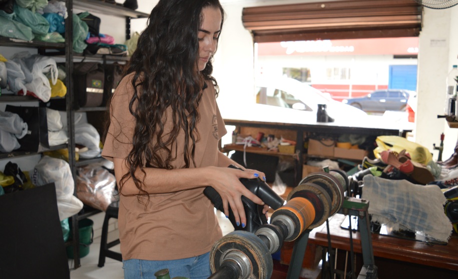 Jovem brazense mantém viva a tradição da sapataria