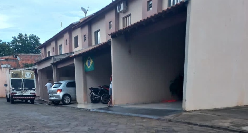 Polícia e IML são chamados após homem ser encontrado morto em sua casa