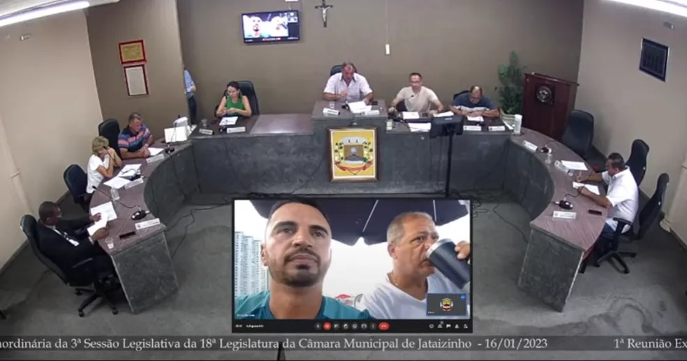 Vereadores aprovam aumento dos seus salários na praia a beira do mar