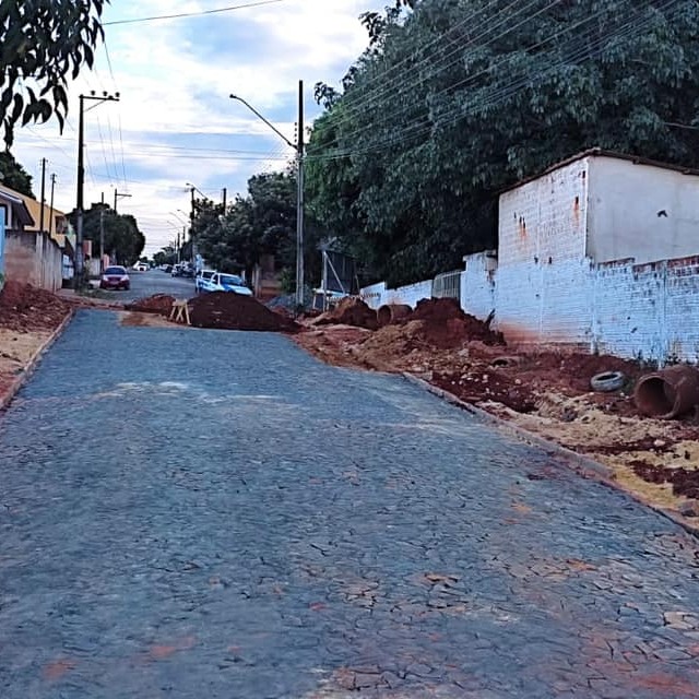 Prefeito Taidinho visita obras de calçamento em ruas de Wenceslau Braz