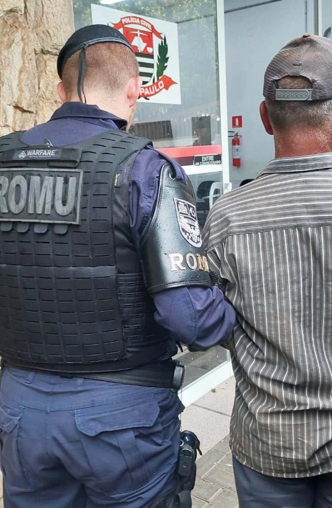 Condenado por abusar sexualmente de uma criança é preso saindo da igreja