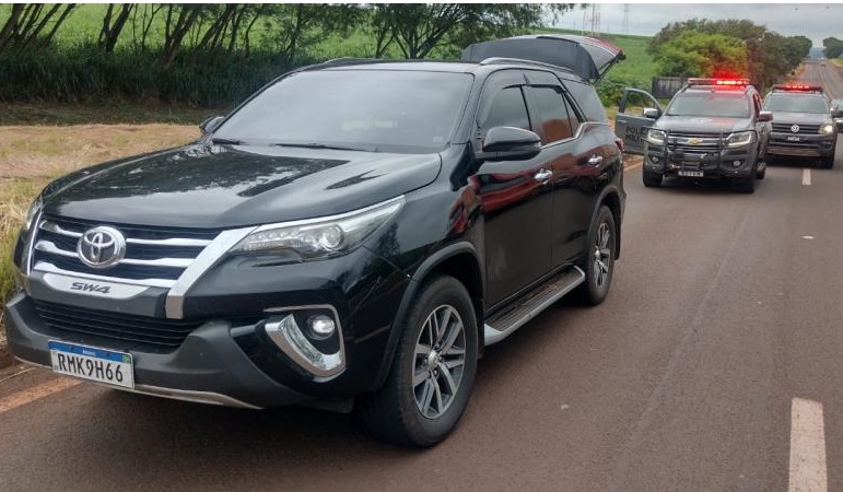 PM apreende caminhonete carregada com quase uma tonelada de maconha