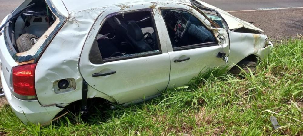 Passageiro tem ferimentos graves após carro capotar em Joaquim Távora