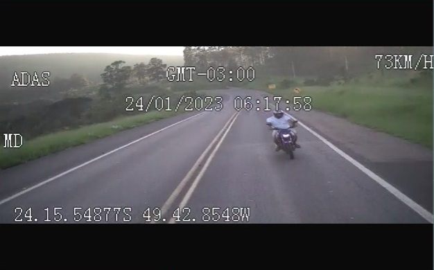 Vídeo mostra momento em que moto e carreta batem em Jaguariaíva