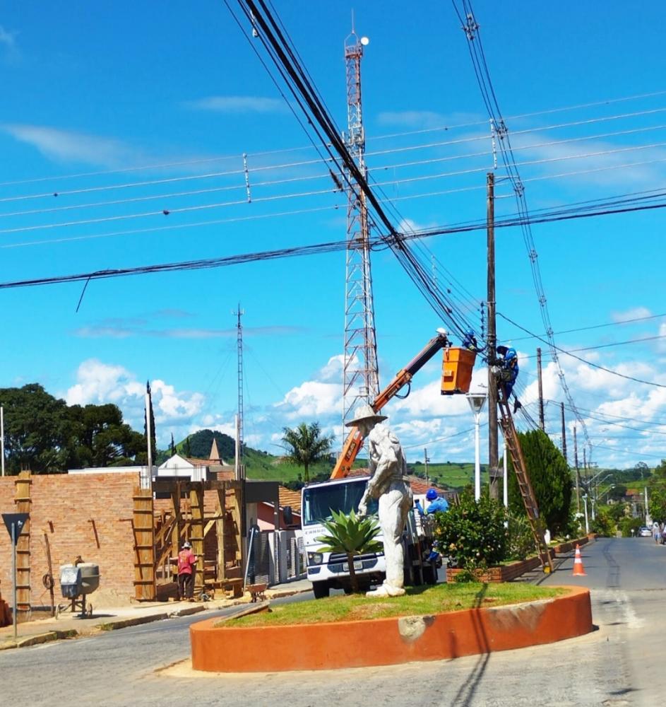 Pinhalão substitui iluminação pública antiga por novas lâmpadas LED