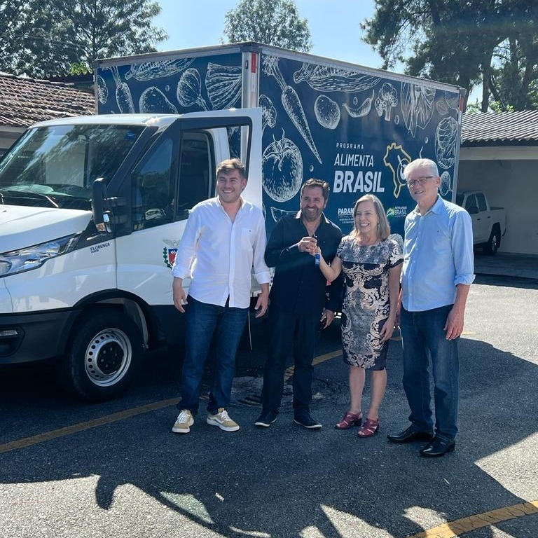 Wenceslau Braz recebe caminhão para distribuição de merenda escolar