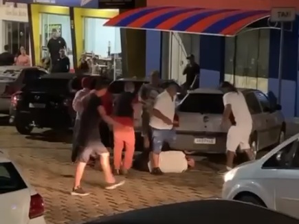 Vídeo registra briga generalizada no Centro de Wenceslau Braz