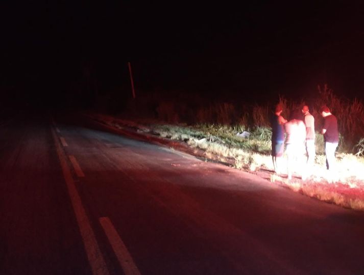 Mulher morre ao ser atropelada enquanto caminhava na rodovia