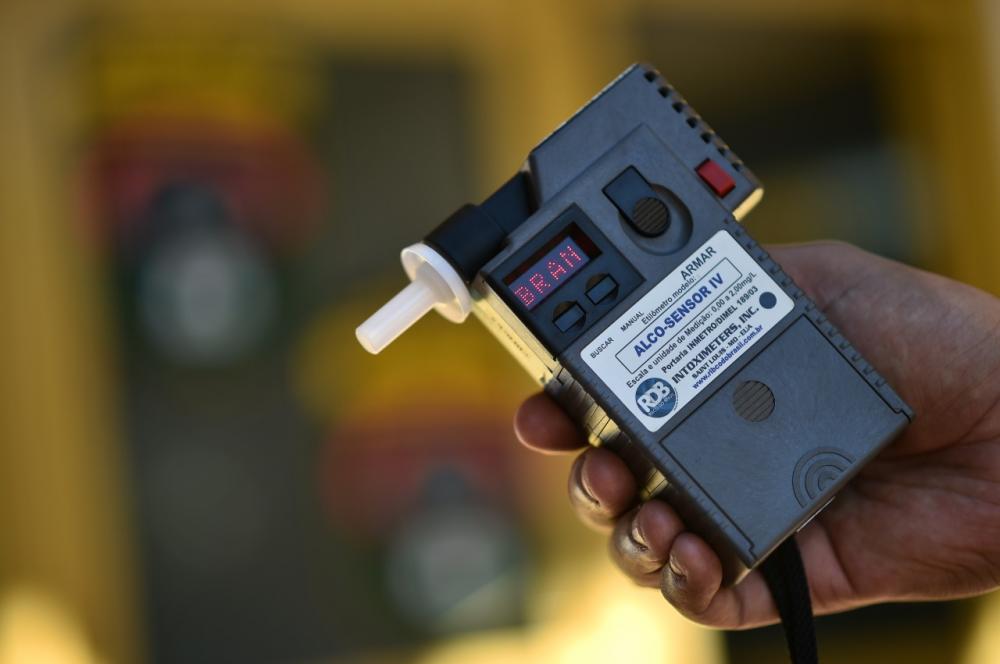 Caminhoneiro embriagado é preso dirigindo no Centro de Santo Antônio da Platina